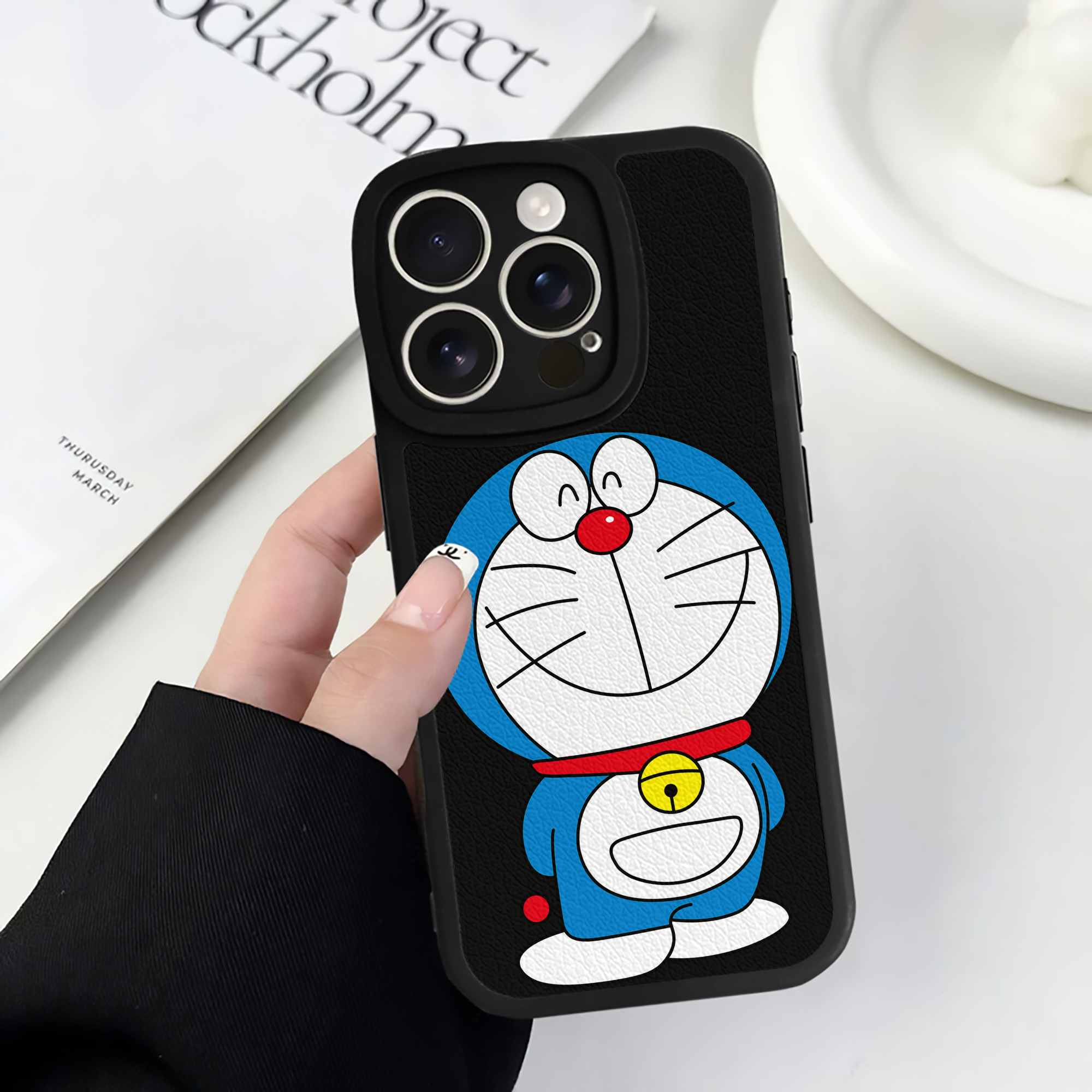 （画像用） ドラえもん Doraemon 【iPhone 16シリーズ対応】シリコンスマホケース（レザー調） 材質：シリコン